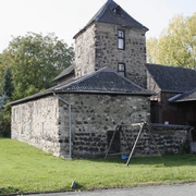 Die Wolfsburg  Die Wolfsburg ist eine ehemalige Wasserburg im Beueler Ortsteil Vilich-Rheindorf. Die Burg wurde im 13. Jahrhundert gegründet, die Wassergräben verschwanden im Zuge des Deichbaus von 1924.