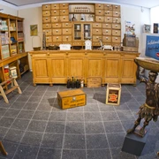 Stadtmuseum Bonn Im Stadtmuseum Bonn wird Bonner Stadtgeschichte lebendig, vom Kolonialwarenladen über das Tafelsilber bis zur Zeichnung wird ein umfangreicher Bestand gepflegt und präsentiert.