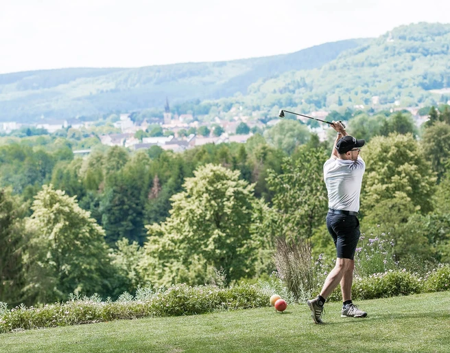 Bad Driburger Golfplatz - Golfen mit Aussicht Mann spielt Golf auf dem Golfplatz mit Aussicht auf Bad Driburg.