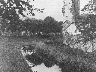 Stadtmauer am Storchenturm um 1885. Im Vordergrund der gefüllte Wassergraben. Stadtmauer am Storchenturm um 1885. Im Vordergrund der gefüllte Wassergraben.Town Wall at the tower Storchenturm around 1885. In the front the full water moat.