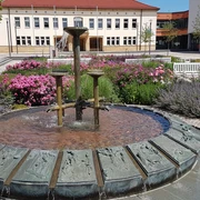 Der Dreizehnlindenbrunnen auf dem Rathausvorplatz in Bad Driburg Dreizehnlindenbrunnen vor dem Rathaus in Bad Driburg.
