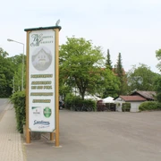 Waldhotel Moorhof Waldhotel Moorhof nahe einem ruhigen Parkplatz mit grünen Bäumen und einem großen Hotelschild.