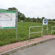 Lufttankstelle Weyhe/Dreye Eine Lufttankstelle für Fahrräder mit einer Informationskarte umgeben von grüner Landschaft.