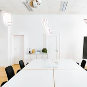 Konferenzraum Großerer Tisch im modernen Tagungsraum ZEITRAUM