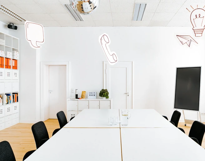 Konferenzraum Großerer Tisch im modernen Tagungsraum ZEITRAUM