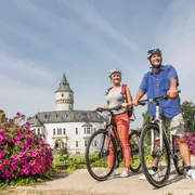Radfahrer vor dem Schloss Oelber, Oelber am weißen Wege