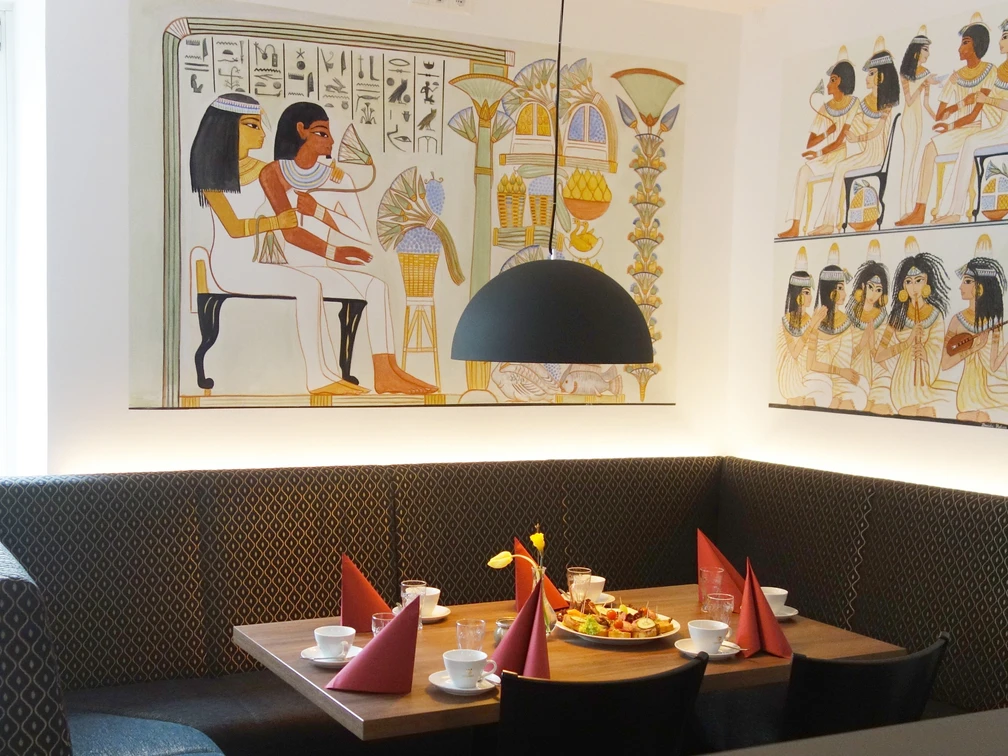 Markushaus.jpg Ecksitzbank im Gastraum mit ägyptischen Wandmotiven