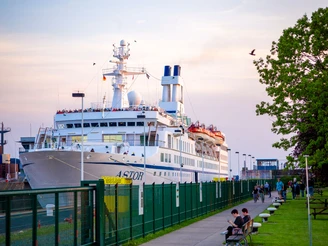 Brunsbüttel, Kreuzfahrtschiff im Kanal