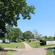 Eingebettet in eine grüne Landschaft, bietet der Campingplatz Stellplätze für Wohnmobile und Zelte.