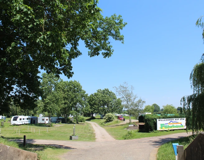 Campingplatz Fährhaus Eingebettet in eine grüne Landschaft, bietet der Campingplatz Stellplätze für Wohnmobile und Zelte.