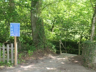 Kneippanlage Wietzen Der Zugang zur Kneippanlage Wietzen führt durch einen von Bäumen umgebenen, naturbelassenen Weg.