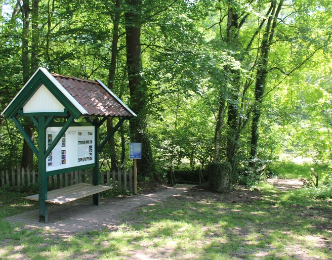 Kneippanlage Wietzen Kneippanlage im Grünen mit überdachter Informationstafel, umgeben von Bäumen und natürlicher Umgebung.