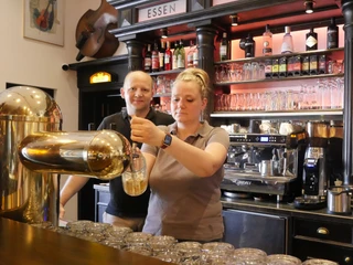 Amadeus Restaurant in Mölln zapft Eulenspiegel Bier Amadeus Restaurant in Mölln zapft Eulenspiegel Bier