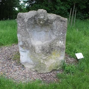 Skulpturen im Park Etelsen "Der Kärrner" Skulptur "Der Kärrner" in Etelsen, aus Stein gehauen; inmitten grüner Wiese platziert.