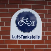 Lufttankstelle Asendorf Lufttankstelle für Fahrräder mit dunkelblauem Schild auf rotem Backstein in Asendorf.