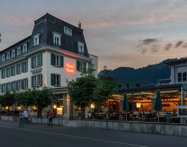 hotel-krebs-interlaken-aussenansicht-abend-beleuchtung-strasse.jpg
