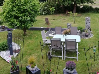 Fewo-Steinmann-Garten.jpg Garten mit großem Gartentisch und Stühlen