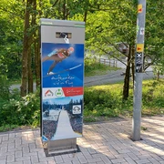 Original E-Ladesäule Vorderseite Mühlenkopfschanze Copyright Tourist-Information Willingen CC BY-SA.jpg