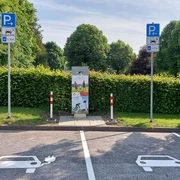 Original E-Ladesäule am Freizeit Freibad Usseln Copyright Tourist-Information Willingen CC BY-SA.jpg