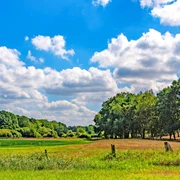 Weite Kulturlandschaft in der flach-welligen Zevener Geest Weite Kulturlandschaft in der flach-welligen Zevener Geest