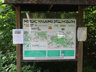 Sellingsloh Nordic Walking Informationstafel im Wald, die den Startpunkt des Sellingsloh Nordic Walking Rundwegs markiert.