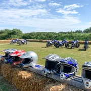 Mini-Cross Bikes und Helme