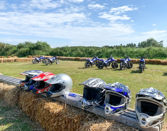 Mini-Cross Bikes und Helme