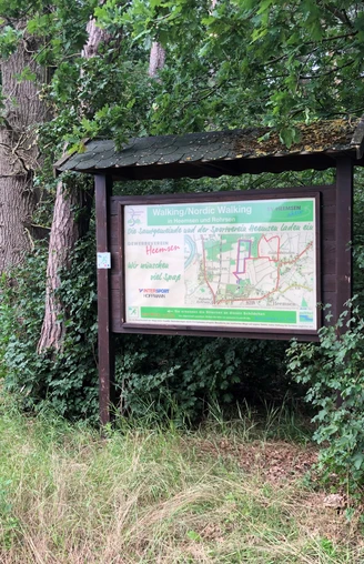 Nordic Walking Heemsen Eine Informationstafel in einem bewaldeten Gebiet informiert über Nordic Walking Routen in Heemsen.