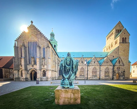 Außenansicht auf UNESCO-Welterbe Mariendom mit Bernward-Statue