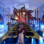 Elbschifffahrtsmuseum Lauenburg- Schaufelrad Ein rot-schwarzes Schaufelrad eines Schiffes im Elbschifffahrtsmuseum Lauenburg. Die Maschinen werden besonders angeleuchtet.