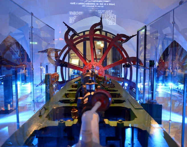 Elbschifffahrtsmuseum Lauenburg- Schaufelrad Ein rot-schwarzes Schaufelrad eines Schiffes im Elbschifffahrtsmuseum Lauenburg. Die Maschinen werden besonders angeleuchtet.