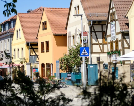Radebeul, Altkötzschenbroda Veröffentlichung genehmigt: chuebschmann@web.de Foto: Claudia Hübschmann *** Local Caption *** 23 KunstUrhG (1) Ohne die nach § 22 erforderliche Einwilligung dürfen verbreitet und zur Schau gestellt werden: 1. Bildnisse aus dem Bereiche der Zeitgeschichte; 2. Bilder, auf denen die Personen nur als Beiwerk neben einer Landschaft oder sonstigen Örtlichkeit erscheinen; 3. Bilder von Versammlungen, Aufzügen und ähnlichen Vorgängen, an denen die dargestellten Personen teilgenommen haben; 4. Bildnisse, die nicht auf Bestellung angefertigt sind, sofern die Verbreitung oder Schaustellung einem höheren Interesse der Kunst dient. Radebeul, Altkötzschenbroda Veröffentlichung genehmigt: chuebschmann@web.de Foto: Claudia Hübschmann *** Local Caption *** 23 KunstUrhG (1) Ohne die nach § 22 erforderliche Einwilligung dürfen verbreitet und zur Schau gestellt werden: 1. Bildnisse aus dem Bereiche der Zeitgeschichte; 2. Bilder, auf denen die Personen nur als Beiwerk neben einer Landschaft oder sonstigen Örtlichkeit erscheinen; 3. Bilder von Versammlungen, Aufzügen und ähnlichen Vorgängen, an denen die dargestellten Personen teilgenommen haben; 4. Bildnisse, die nicht auf Bestellung angefertigt sind, sofern die Verbreitung oder Schaustellung einem höheren Interesse der Kunst dient.