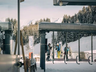 Der Sessellift der Wiriehornbahnen AG Skifahrer stehen vor dem Drehkreuz des SesselliftesSkiers stand in front of the chairlift turnstileLes skieurs se tiennent devant le tourniquet du télésiège