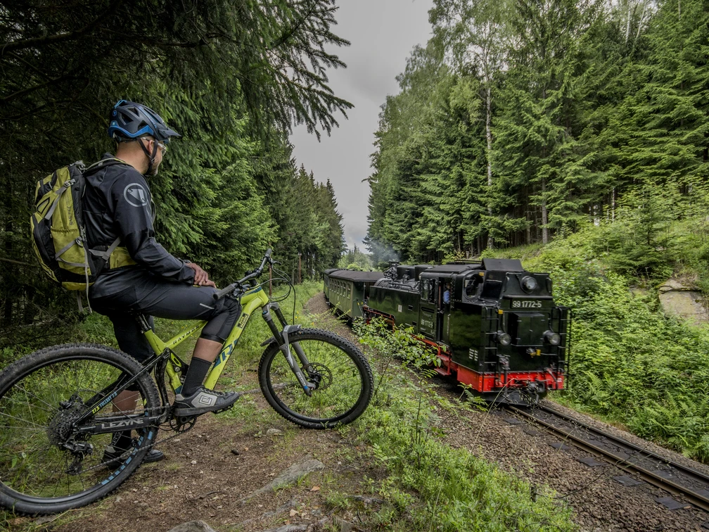 Ein willkommenes Treffen mit der Erzgebirgischen Aussichtsbahn | Foto: Tim Kablau Ein willkommenes Treffen mit der Erzgebirgischen Aussichtsbahn | Foto: Tim Kablau