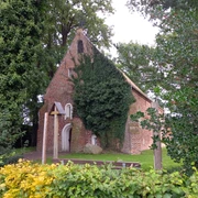 Kapelle Bokelesch Die kleine Kirche, idyllisch umgeben von üppigem Grün und Efeu, wirkt wie ein versteckter Schatz in der friedlichen Landschaft Niedersachsens. Der rote Backstein, teilweise von Pflanzen überwuchert, erzählt von Geschichten aus vergangenen Zeiten. Dies ist ein Ort der Stille, ideal für eine ruhige Einkehr oder um einfach nur die beruhigende Atmosphäre zu genießen. Der umliegende Garten lädt zu einem besinnlichen Spaziergang ein und bietet eine perfekte Kulisse für Momente der Besinnung und des Nachdenkens. Der Glockenturm erhebt sich dezent über die Bäume und verleiht dem kleinen Gebäude eine erhabene Anmut. Dies ist nicht nur ein Ort des Gebets, sondern auch ein Zeugnis der architektonischen Einfachheit und Schönheit vergangener Jahrhunderte. Ein Besuch dieser malerischen Kirche bietet sowohl kulturellen Reichtum als auch die Möglichkeit, die Schönheit der Umgebung zu genießen. Ob für stille Momente des Alleinseins oder um die Spiritualität des Ortes zu spüren, diese Kirche strahlt eine unvergessliche Ruhe und zeitlose Eleganz aus.