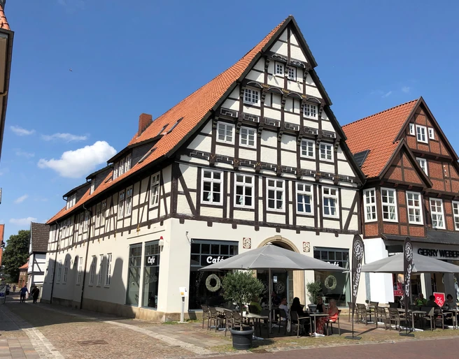 Patrizierhaus des Gödeke Schünemann  Fachwerkhaus in Nienburg/Weser mit aufregendem Giebel, errichtet aus Holz und Ziegelsteinen.