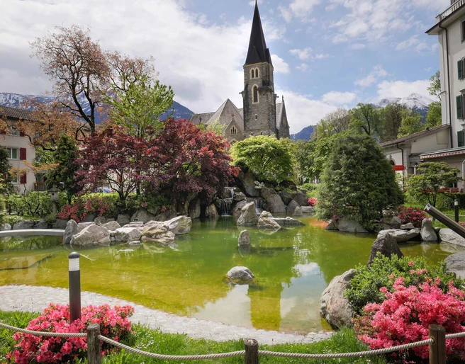 interlaken-japanischer-garten-teich-kirche-hotel-interlaken.jpg