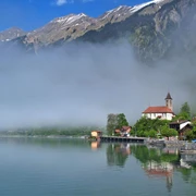 brienz-seepromenade-nebel-brienzersee-sommer.jpg