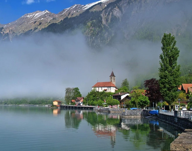 brienz-seepromenade-nebel-brienzersee-sommer.jpg