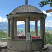 jakobshuebeli-thun-sommer-baeume-wald-aussicht.jpg