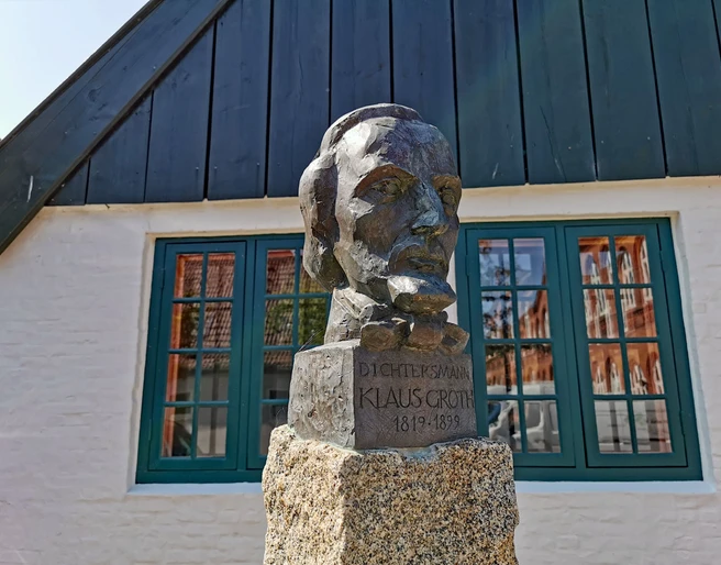 Museumsinsel Heide, Büste Klaus Groth