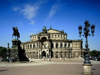 Ds18 Theaterplatz mit Semperoper, Foto DittrichMusikzentrum - die von 1871 bis 1878 von Gottfried Semper erbaute Sächsische Staatsoper beherrscht den Theaterplatz.Foto: DWT / Dittrich Ds18 Theaterplatz mit Semperoper, Foto DittrichMusikzentrum - die von 1871 bis 1878 von Gottfried Semper erbaute Sächsische Staatsoper beherrscht den Theaterplatz.Foto: DWT / Dittrich