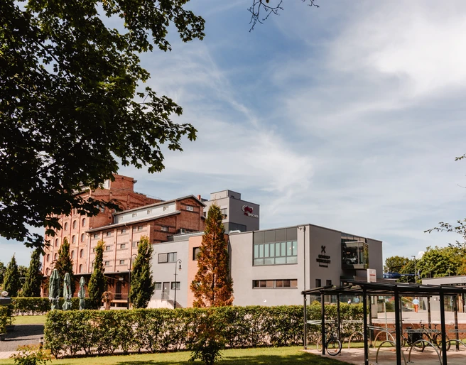 PS.SPEICHER Das Gebäude der Hauptausstellung des PS.SPEICHER im ehemaligen Kornspeicher mit dem Gebäude der Genusswerkstatt von außen.