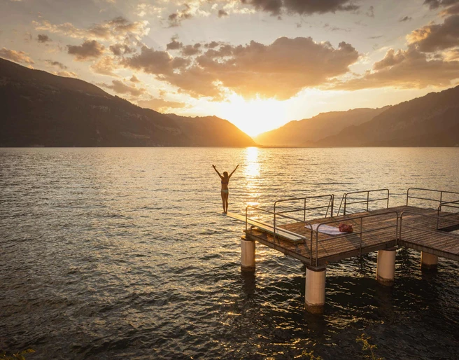 seebad-lido-krattigen-thunersee-sommer-morgenstimmung-sprungbrett.jpg
