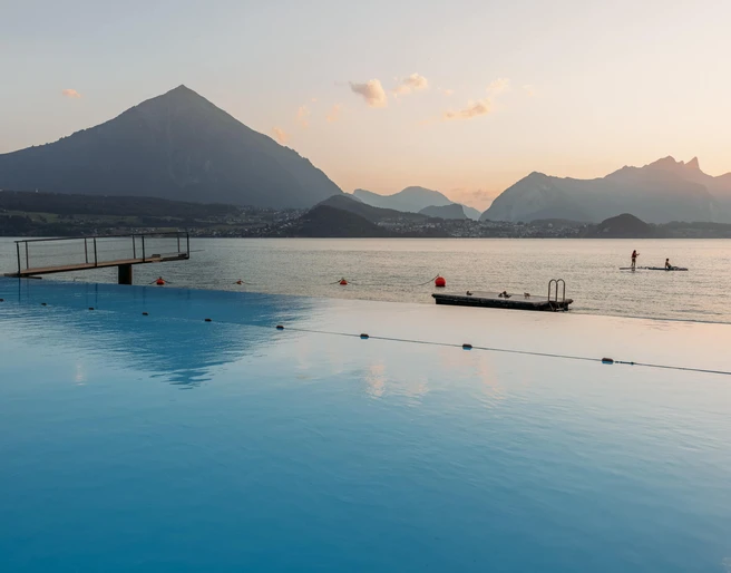 strandbad-merligen-thunersee-sommer-niesen-stockhorn.jpg