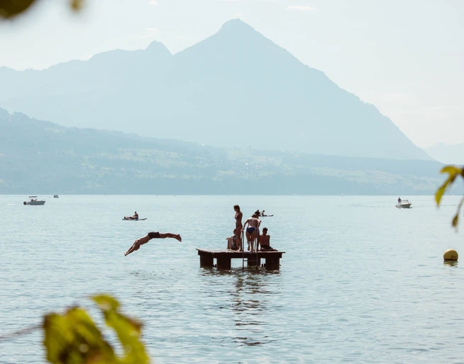neuhaus-schuelerbad-thunersee-sommer-floss-sprung-thunersee.jpg