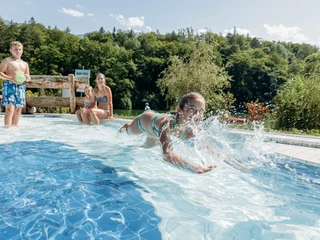 ringgenberg-burgseeli-sommer-kinderbecken-abtauchen.jpg