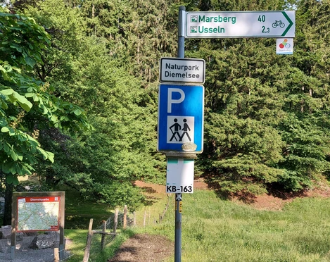 Original Wanderparkplatz Diemelquelle Copyright Tourist-Information Willingen CC BY-SA.jpg