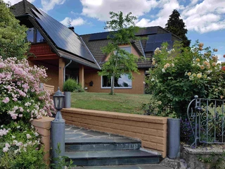 fewo-drueke-hauseingangsbereich.jpg Hausansicht mit GartenHouse view with garden