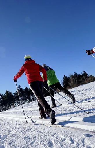 Langläufer bei Sonnenschein auf dem Ettelsberg  Langläufer bei Sonnenschein auf dem Ettelsberg